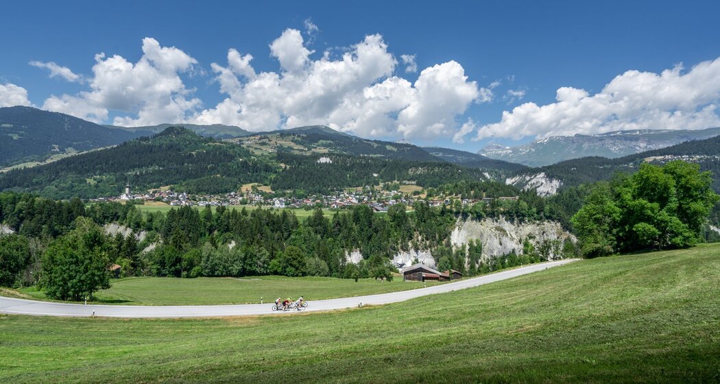 Nebenstrassen mit scheuen Blicken in die Rheinschlucht