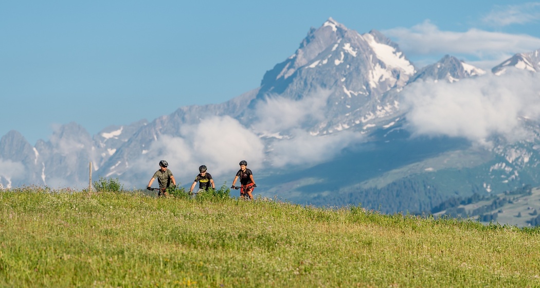 Schöne Aussichten von Obersaxen zu den Brigelserhörner.