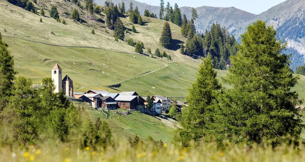 Lohn im Sommer mit der reformierten Kirche und ihren zwei Türmen