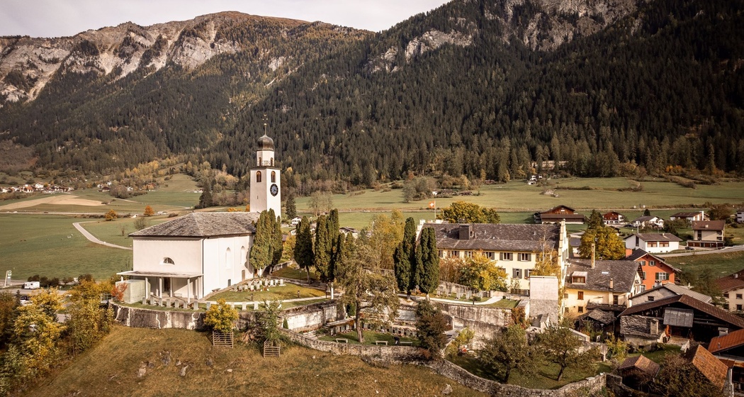 Die reformierte Kirche Andeer im Herbst