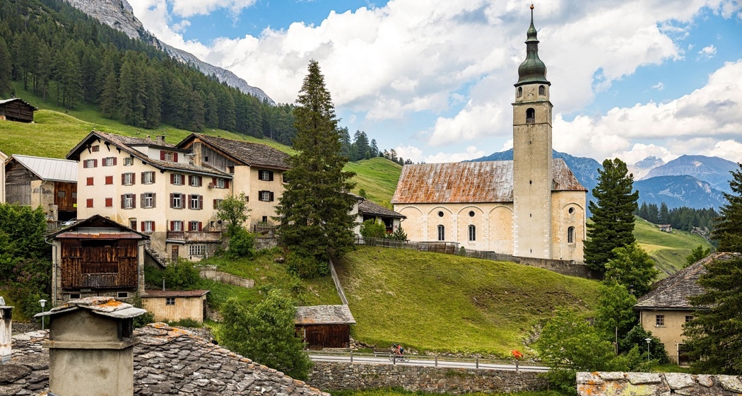 Kirche Splügen im Sommer