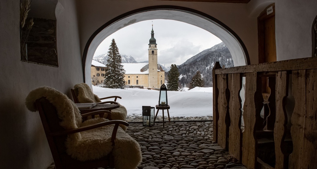 Kirche Splügen im Winter vom Hotel Alte Herberge Weiss Kreuz