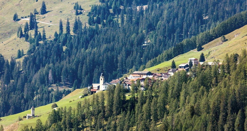 Gut sichtbar die Ruinen der alten St. Antoniuskirche und die neue reformierte Kirche