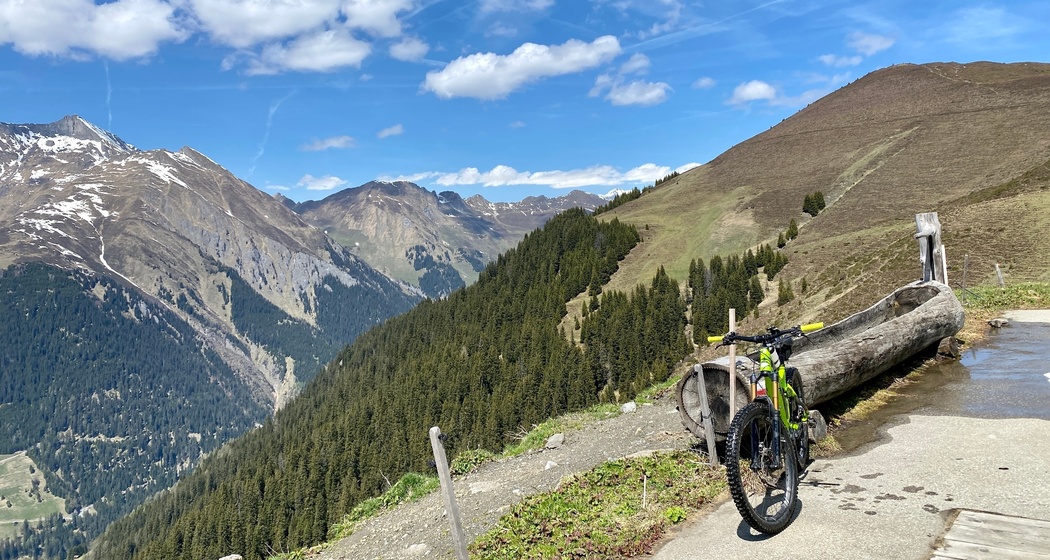 Blick von der Alp Bischola zum Piz Signina und Piz Fess im Safiental
