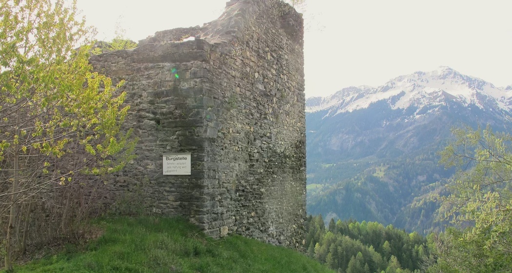 Burg Bernegg im Sommer