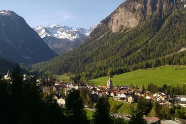 Blick auf das Dorf im Sommer