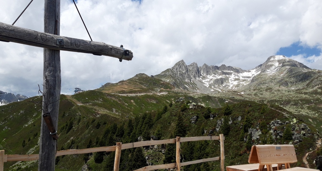 Gipfel mit Seilbahnstation Cuolm da Vi