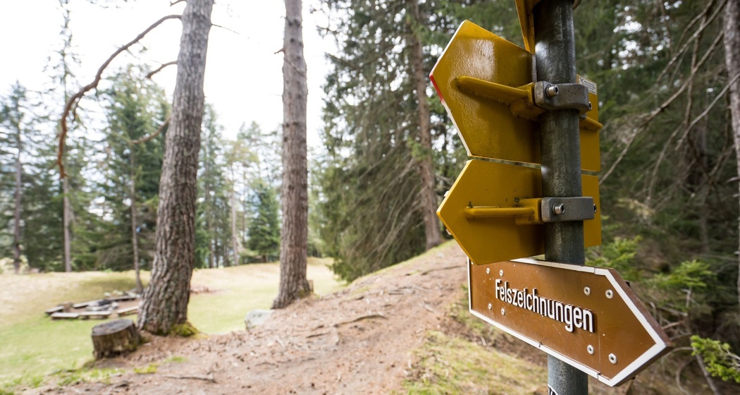 Wegweiser zu den Felszeichnungen bei der Feuerstelle Crap Carschenna