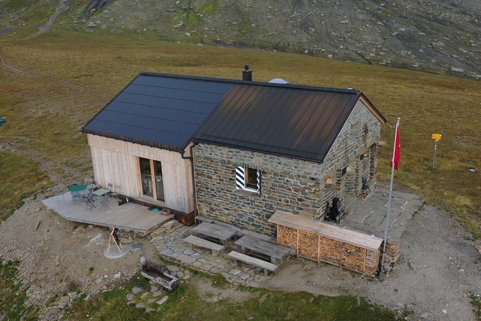 Das Foto zeigt die ganze Bifertenhütte von draussen