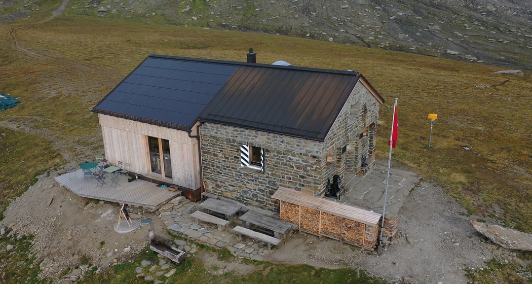 Das Foto zeigt die ganze Bifertenhütte von draussen
