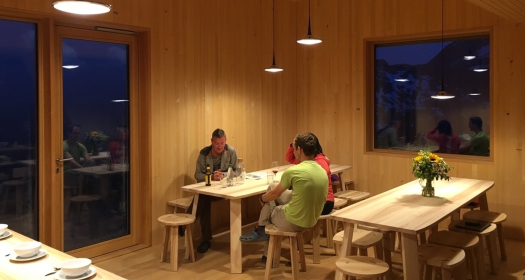 Das Foto zeigt das Wohnzimmer der Bifertenhütte