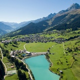 The photo shows Lake Brigelser looking towards Brigels
