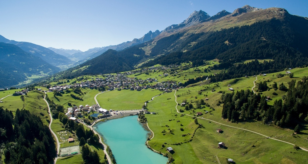 Das Foto zeigt den Brigelser See in Richtung Brigels