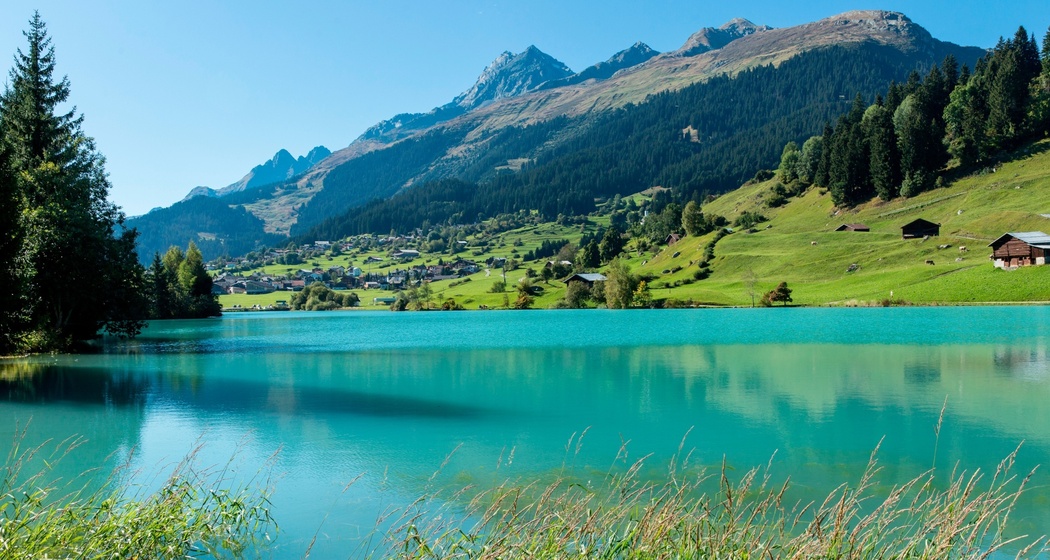 Das Foto zeigt den Brigelser See im Sommer