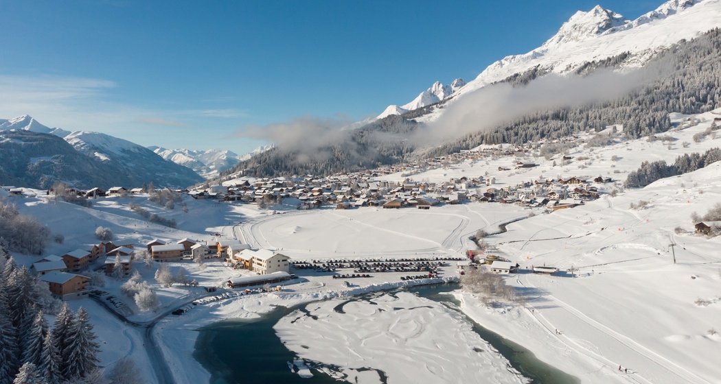 Das Foto zeigt den Brigelser See im Winter