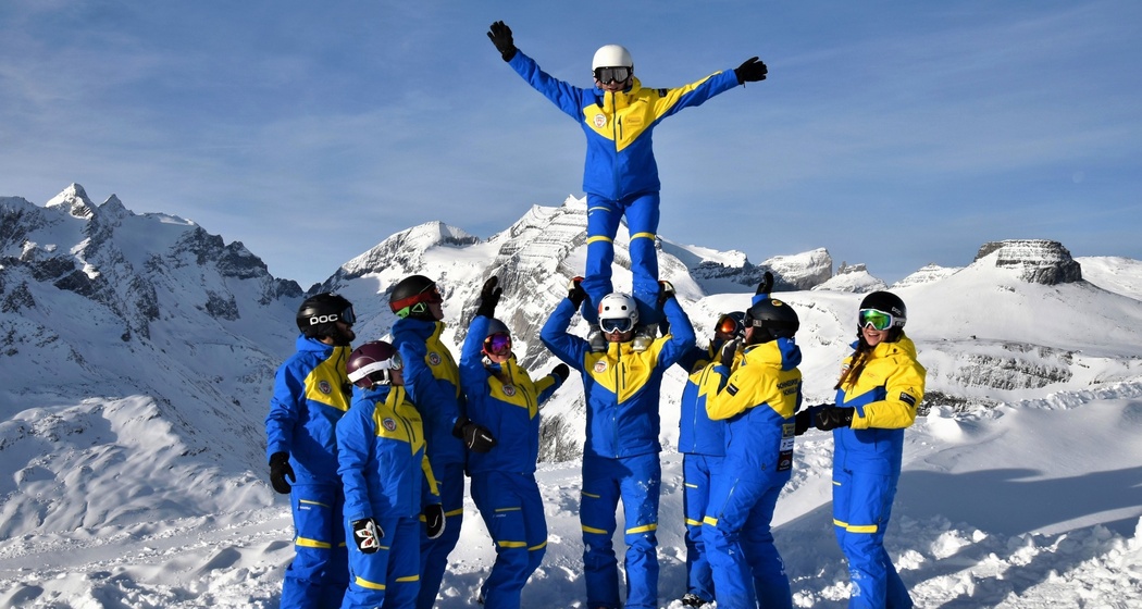 Das Foto zeigt die Skilehrer auf der Piste