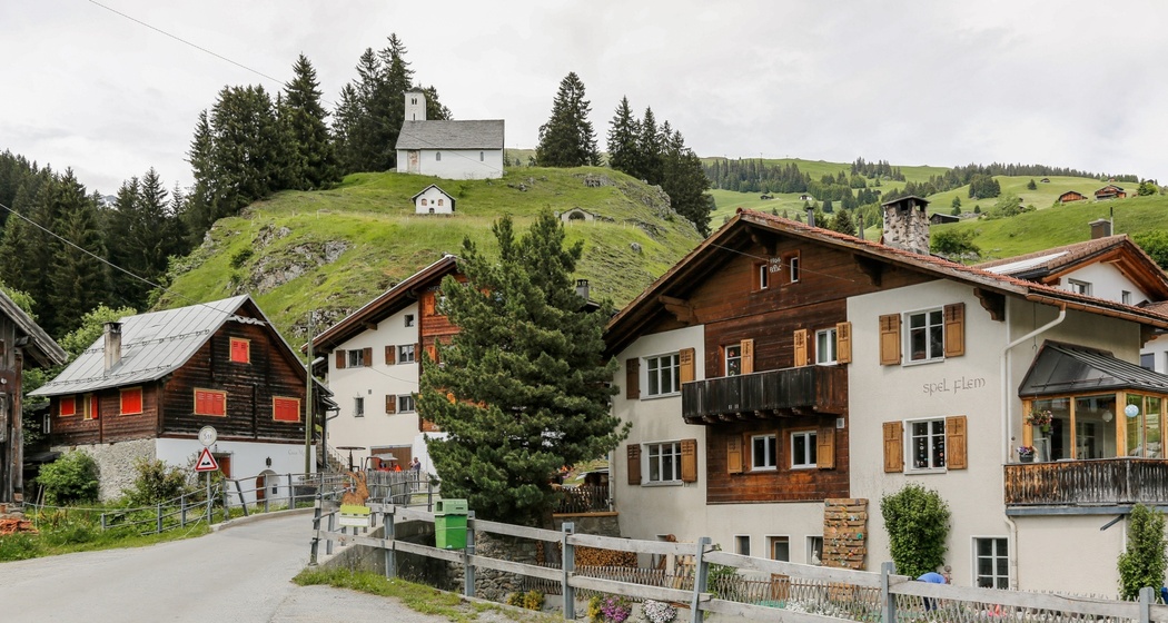 Das Foto zeigt die Casa Mulin und die Kapelle sogn Sievi oberhalb des Hauses