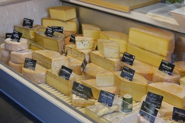 Das Foto zeigt verschiedene Käse Arten die zum Verkauf stehen
