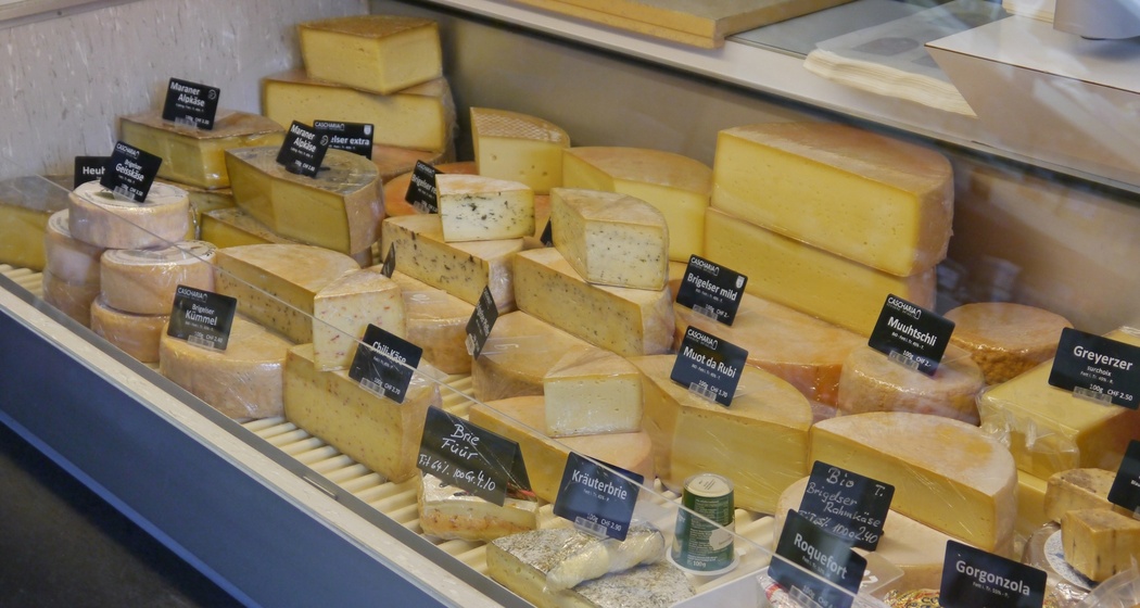 Das Foto zeigt verschiedene Käse Arten die zum Verkauf stehen