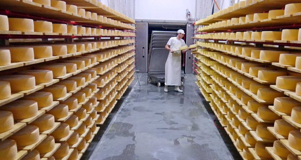 Das Foto zeigt das Lager der Käseballen