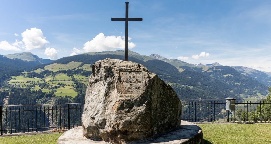 Das Foto zeigt ein grosser Stein mit einem Kreuz drauf