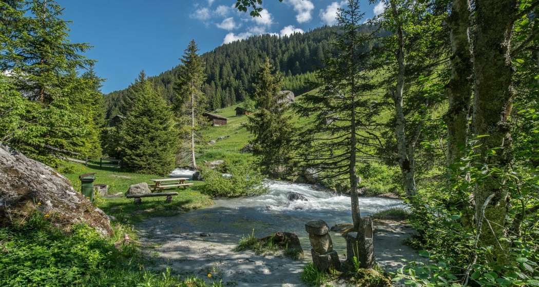 Das Foto zeigt die Feuerstelle Chischarolas mit Umgebung