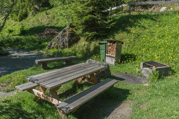 Das Foto zeigt die Bank der Feuerstelle Crap Burlatsch