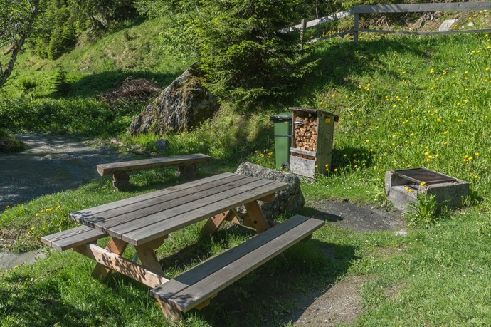 Das Foto zeigt die Bank der Feuerstelle Crap Burlatsch