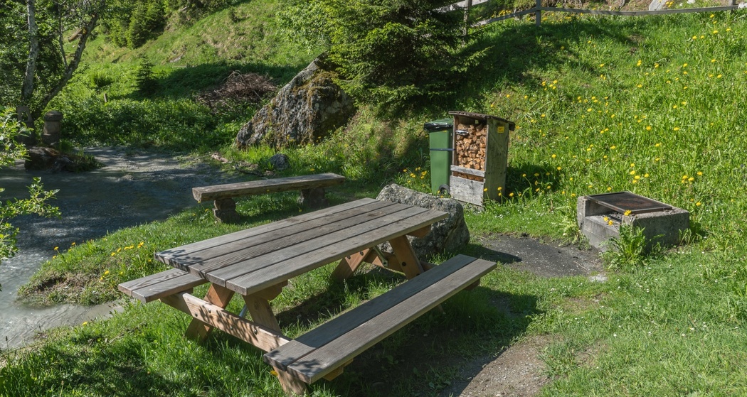 Das Foto zeigt die Bank der Feuerstelle Crap Burlatsch
