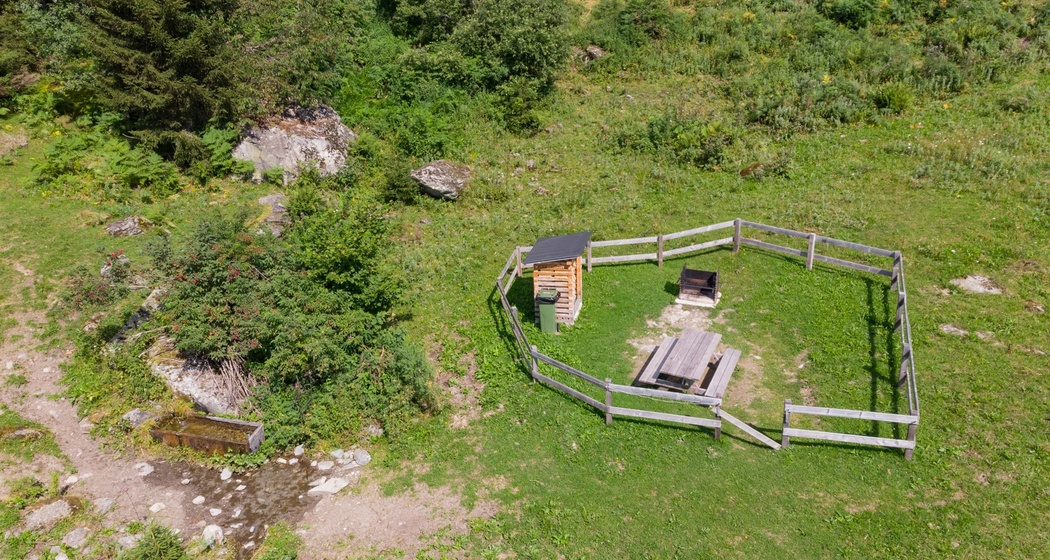Das Foto zeigt die Feuerstelle Plaun da Steilas