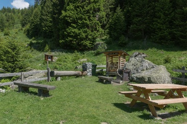 Das Foto zeigt die Feuerstelle Rumasal in Brigels