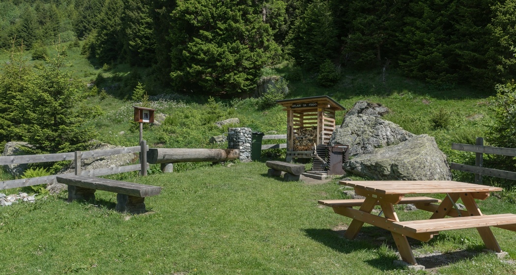 Das Foto zeigt die Feuerstelle Rumasal in Brigels