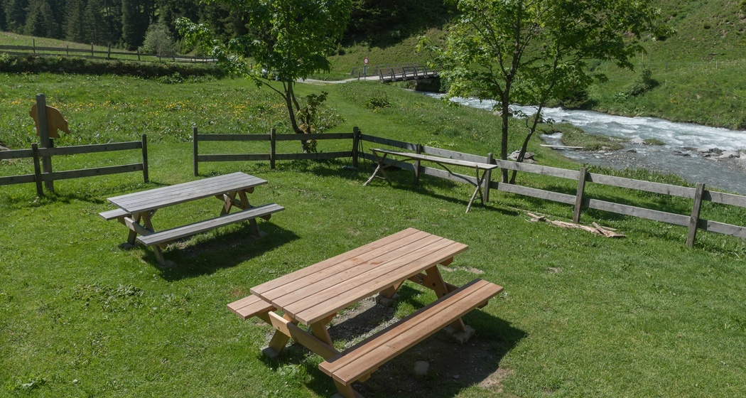Das Foto zeigt die Bänke der Feuerstelle Rumasal