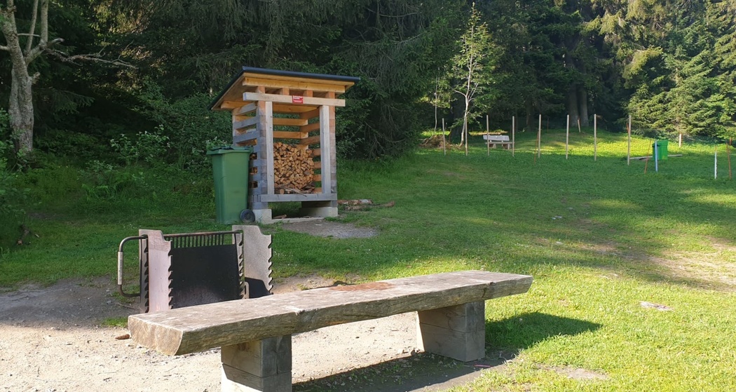 Das Foto zeigt die Feuerstelle Stretga in Brigels