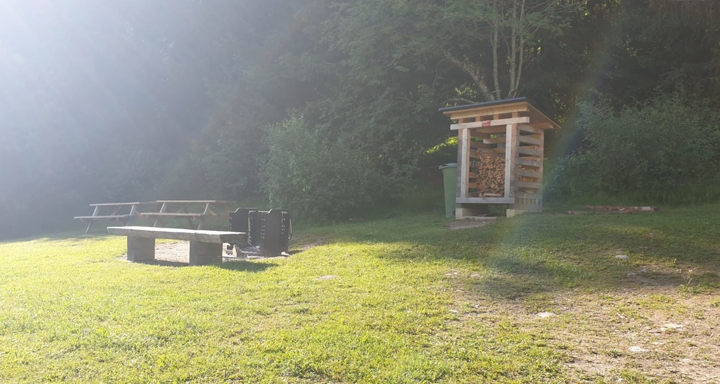 Das Foto zeigt die Feuerstelle Stretga