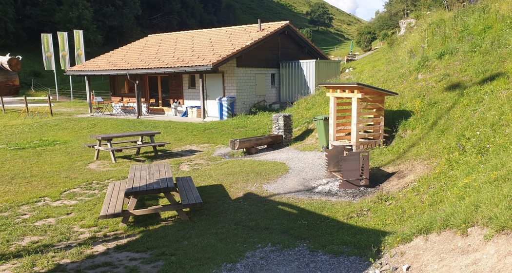 Das Foto zeigt die Feuerstelle neben dem Tennisplatz