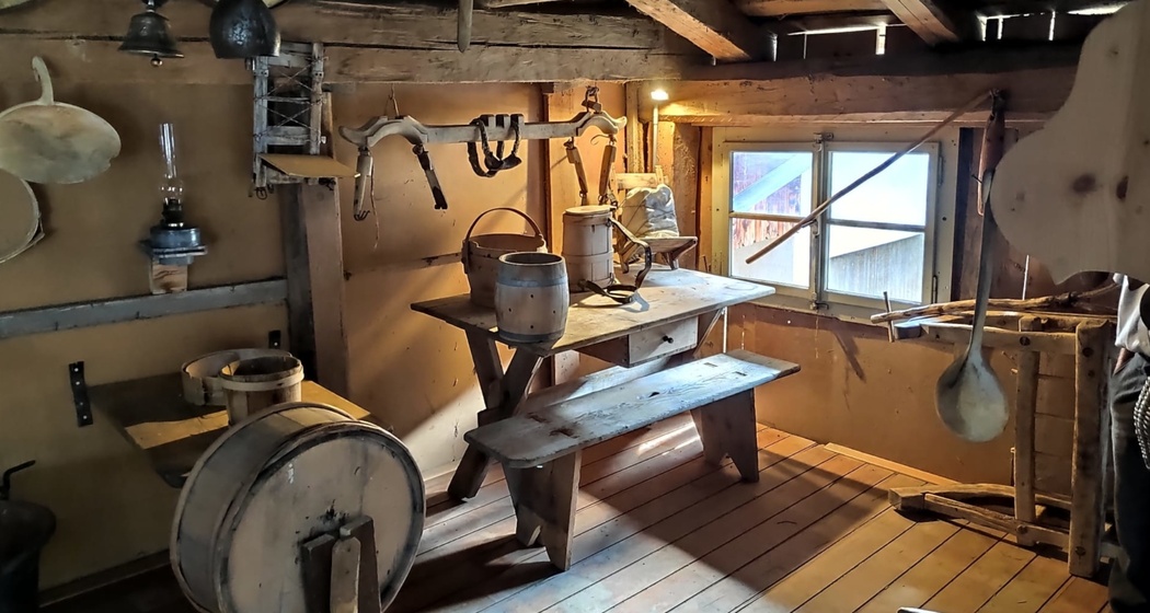 Das Foto zeigt die Fidel's Talina von innen mit den verschiedenen Holz Werkzeuge