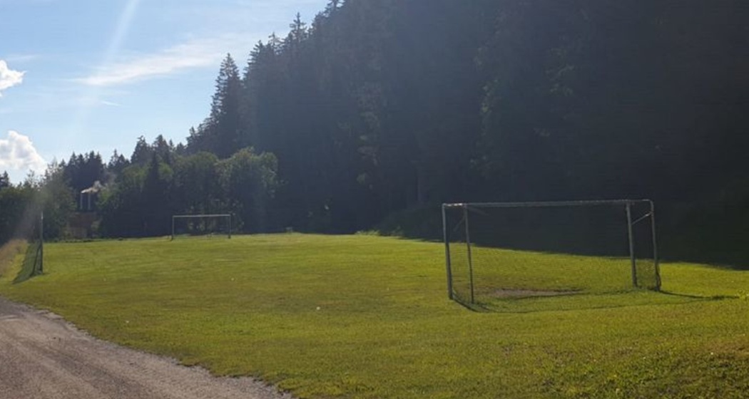 Das Foto zeigt den Fussballplatz neben dem Brigelser See