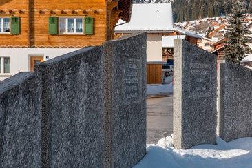 Das Foto zeigt die Gedenkstätte von Giacun Hasper Muoth