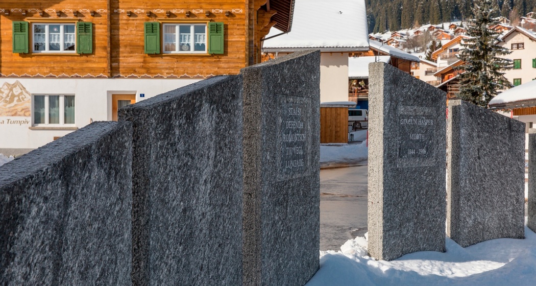 Das Foto zeigt die Gedenkstätte von Giacun Hasper Muoth
