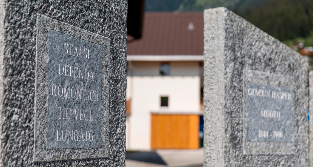 Das Foto zeigt die eingravierten Gedenkestätten