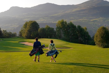 Das Foto zeigt zwei Golfer die auf dem Platz sind