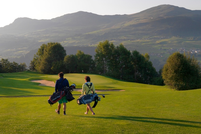 Das Foto zeigt zwei Golfer die auf dem Platz sind