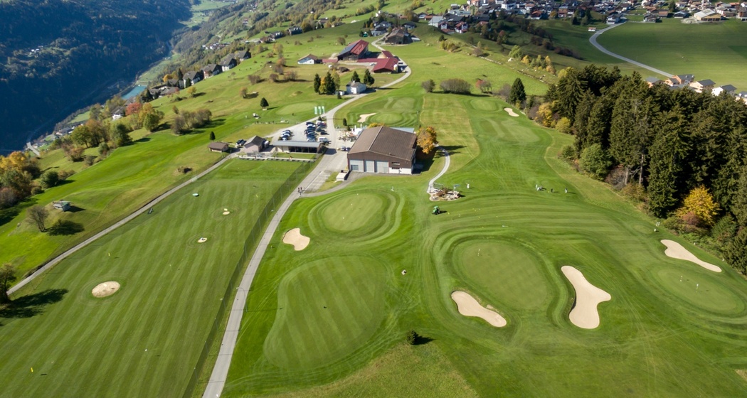 Das Foto zeigt den Golfplatz von Brigels von oben
