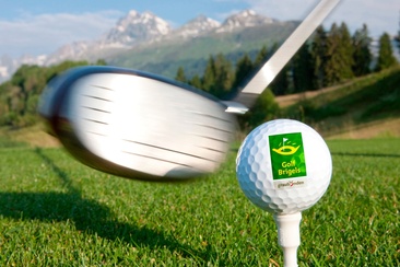 Das Foto zeigt einen Golfschläger der kurz davor steht einen Golfball zu schießen