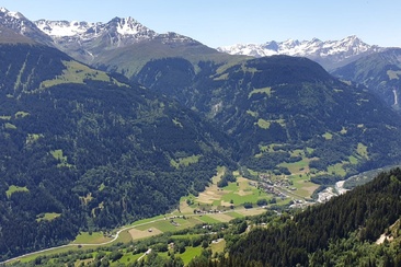 Das Foto zeigt die èbersicht von Grep da Plaids in Richtung Trun