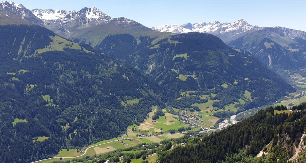 Das Foto zeigt die èbersicht von Grep da Plaids in Richtung Trun