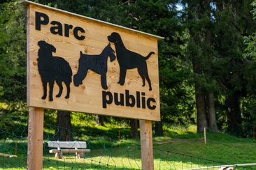 Das Foto zeigt den Eintritt ins Hundepark Stretga