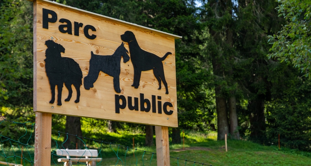 Das Foto zeigt den Eintritt ins Hundepark Stretga