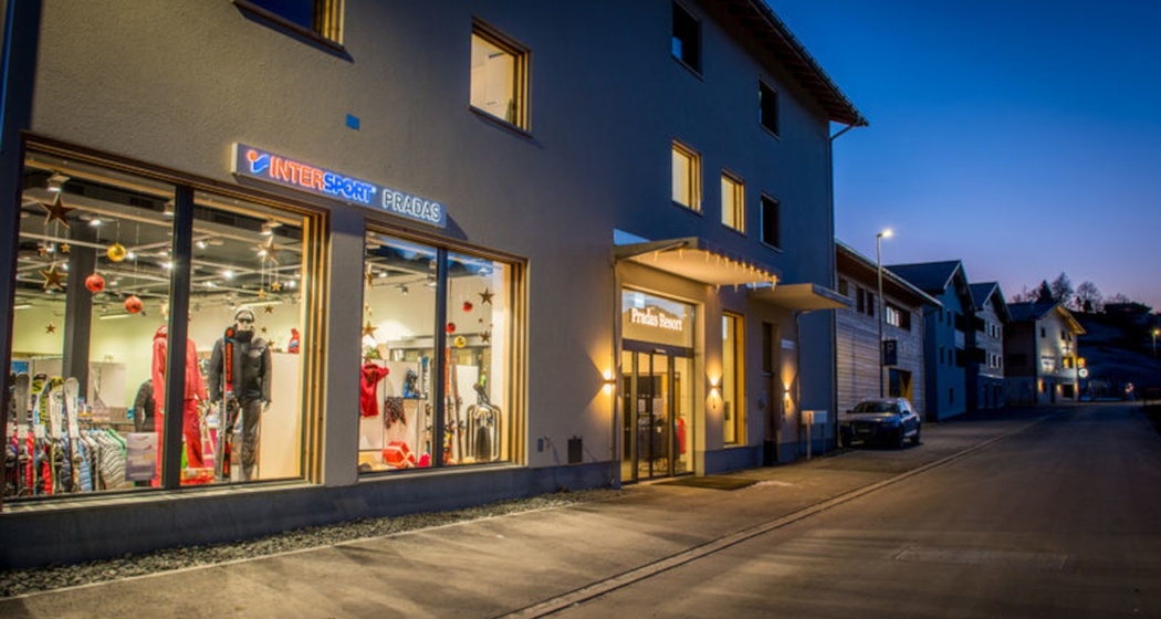 Das Foto zeigt den Eingang beim Intersport Pradas